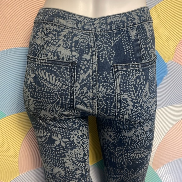 Free People Fun Funky Bellbottoms sz 24 embroidery, blue, and white paisley - Picture 12 of 12